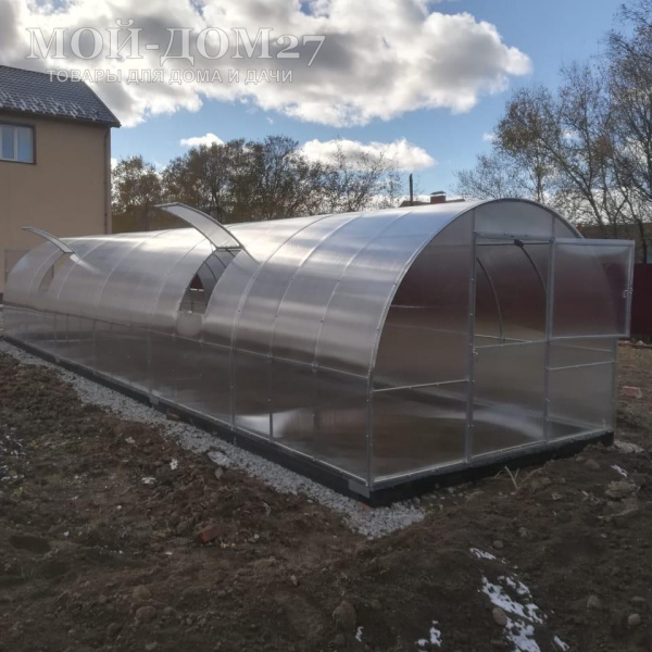 Теплица Восточная Усиленная 10 метров с поликарбонатом | Мой-Дом27 | Каркас изготовлен из оцинкованной замкнутой трубы 20*20 мм.<br>
 Ширина - 3 метра. Высота - 2,1 метра. Длина 10 метров. <br>
 Выдерживаемая снеговая нагрузка - 150 кг/м2. Выдерживаемая ветровая нагрузка - до 20 м/с.<br>
 Расстояние между дугами 0,65 метра. Толщина металла дуг 1,2 мм. Ширина двери 0,96 метра.<br>